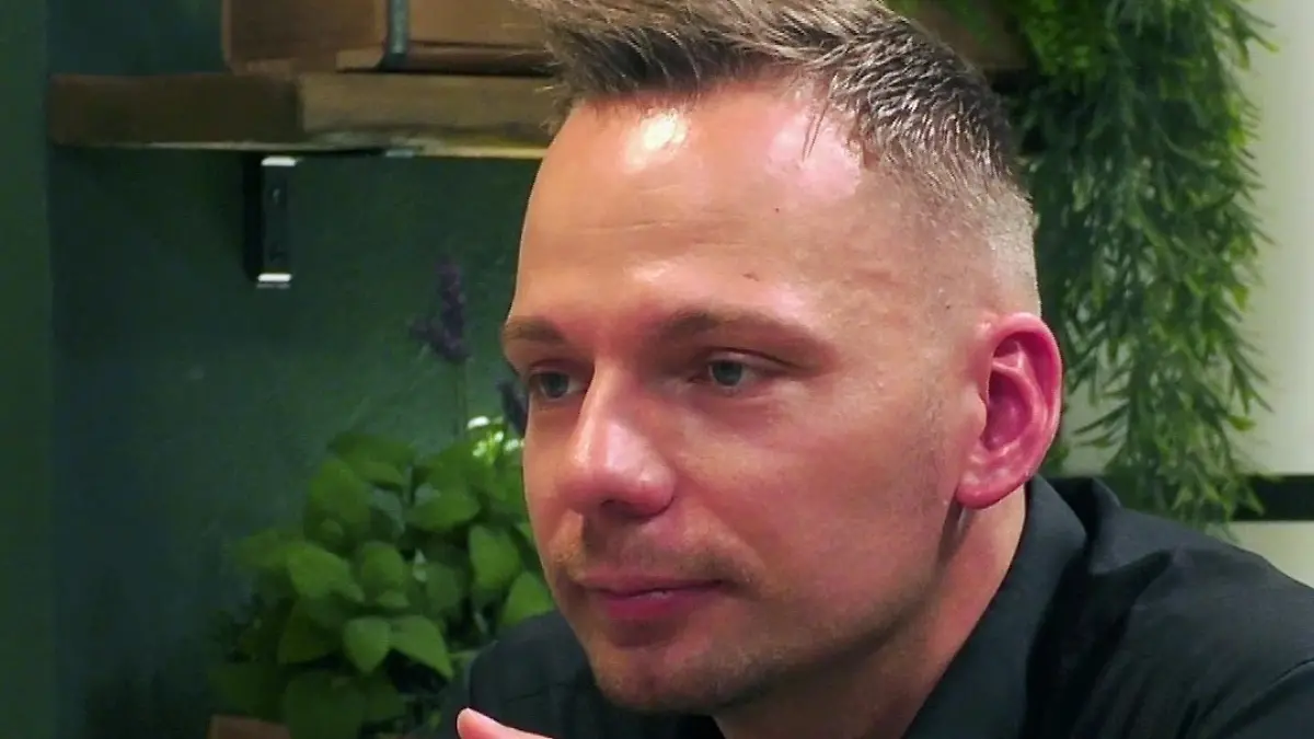 First Dates - Ein Tisch für zwei: Junger Mann mit kurzen Haaren und schwarzem Hemd beim Dinner