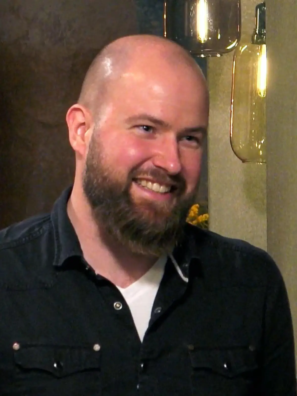 First Dates - Ein Tisch für zwei: Großer Mann mit Glatze und Vollbart am Empfang des „First Dates”-Restaurants