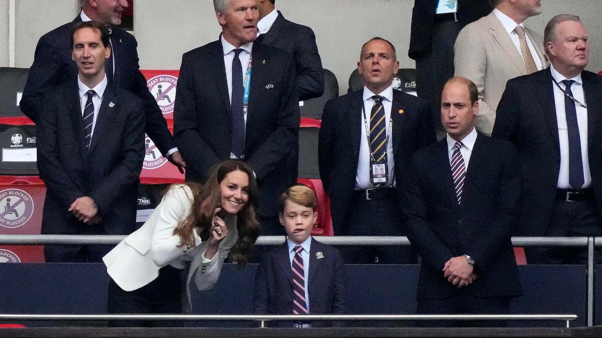 11.07.2021, Großbritannien, London: Fußball: EM, Italien - England, Finalrunde, Finale im Wembley Stadion. Prinz William (r), Herzog von Cambridge, und seine Frau Kate, Herzogin von Cambridge, mit ihrem Sohn Prinz George  auf der Tribüne. Foto: Frank Augstein/AP POOL/dpa +++ dpa-Bildfunk +++