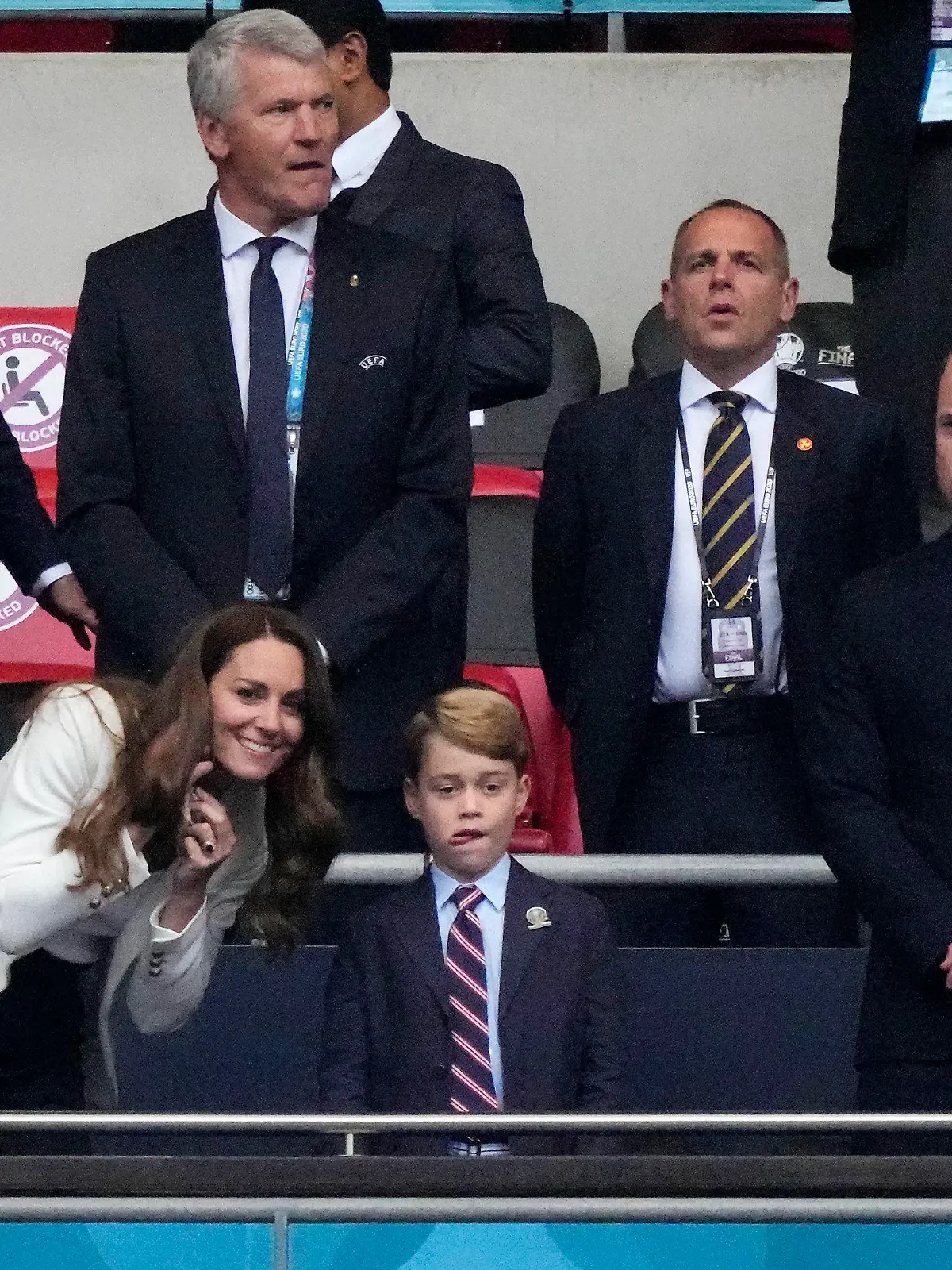 11.07.2021, Großbritannien, London: Fußball: EM, Italien - England, Finalrunde, Finale im Wembley Stadion. Prinz William (r), Herzog von Cambridge, und seine Frau Kate, Herzogin von Cambridge, mit ihrem Sohn Prinz George  auf der Tribüne. Foto: Frank Augstein/AP POOL/dpa +++ dpa-Bildfunk +++