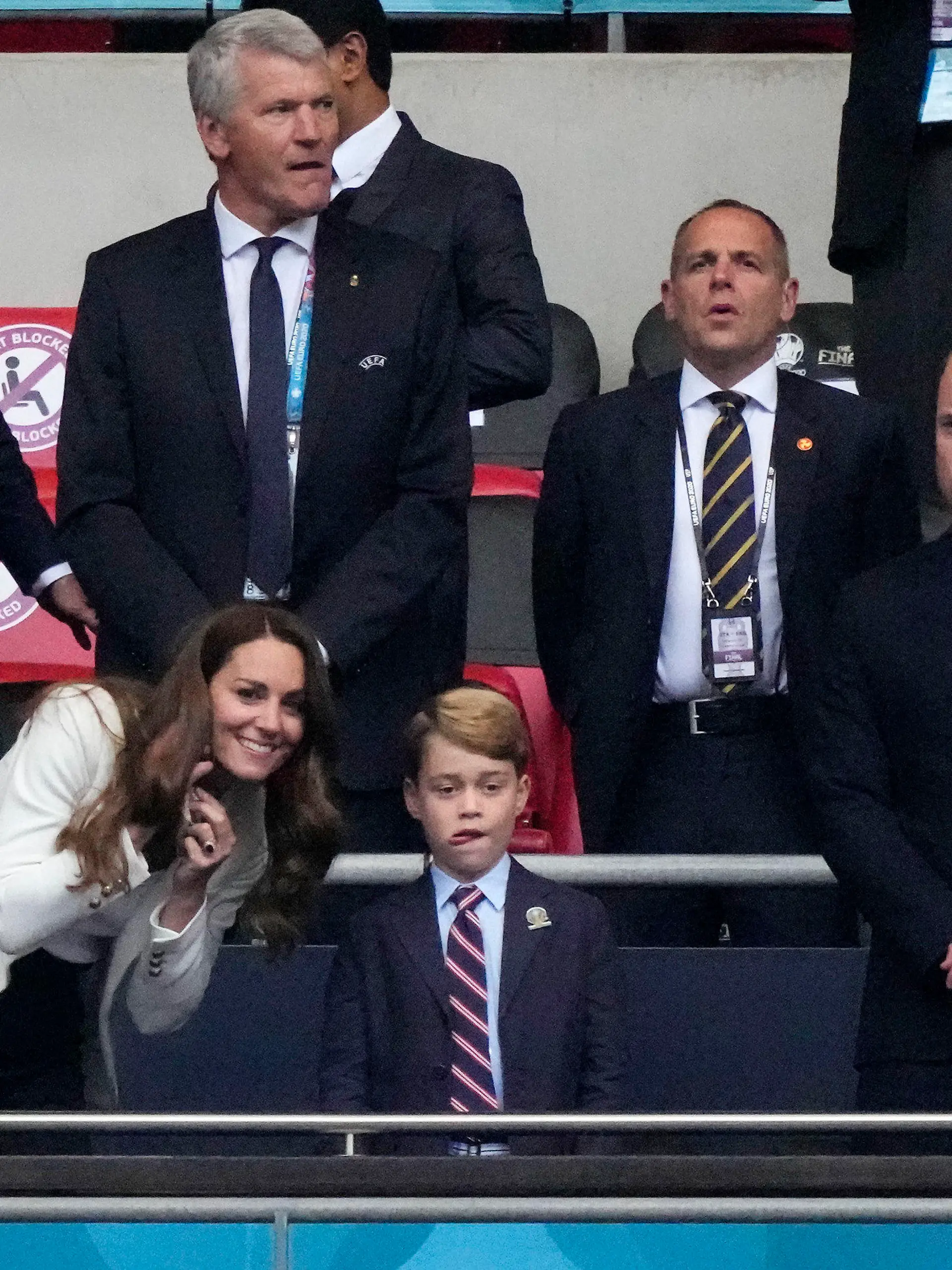 11.07.2021, Großbritannien, London: Fußball: EM, Italien - England, Finalrunde, Finale im Wembley Stadion. Prinz William (r), Herzog von Cambridge, und seine Frau Kate, Herzogin von Cambridge, mit ihrem Sohn Prinz George  auf der Tribüne. Foto: Frank Augstein/AP POOL/dpa +++ dpa-Bildfunk +++