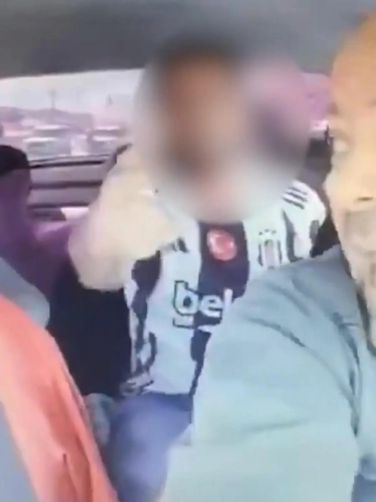 Bild zu: "Flucht im Taxi! Geiselnehmer schießt auf Polizisten – dann schlägt Fahrer zurück"