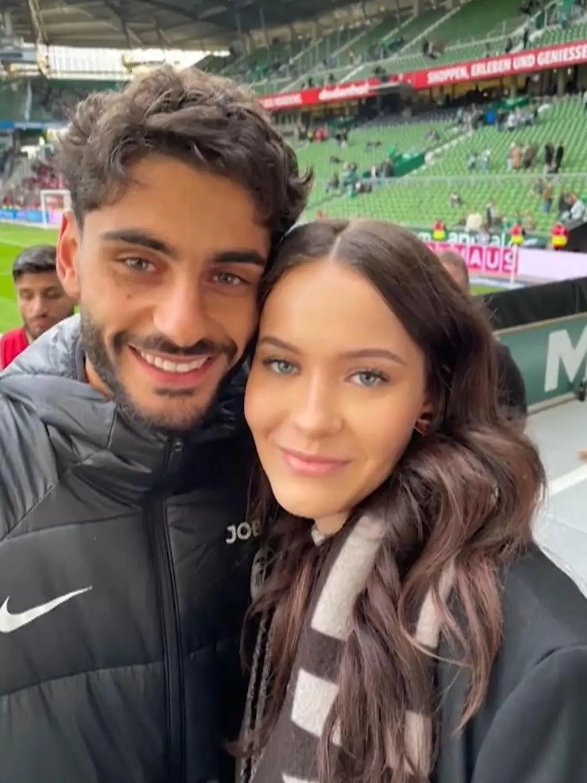 Bild zu: "Krebs-Schock mit 24! Freundin von Bundesliga-Profi spricht erstmals über Diagnose"