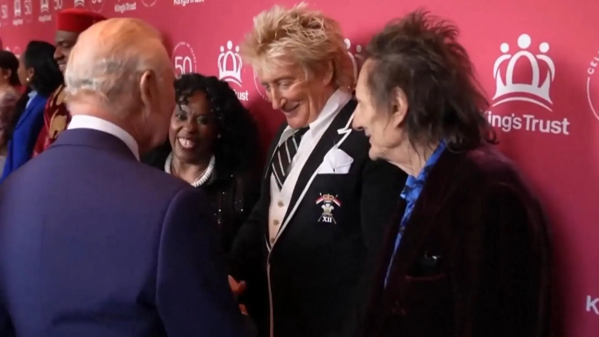 Weltstar nennt US-Präsident Trump „Mistkerl" - im Gespräch mit König Charles! Läster-Attacke von Rod Stewart