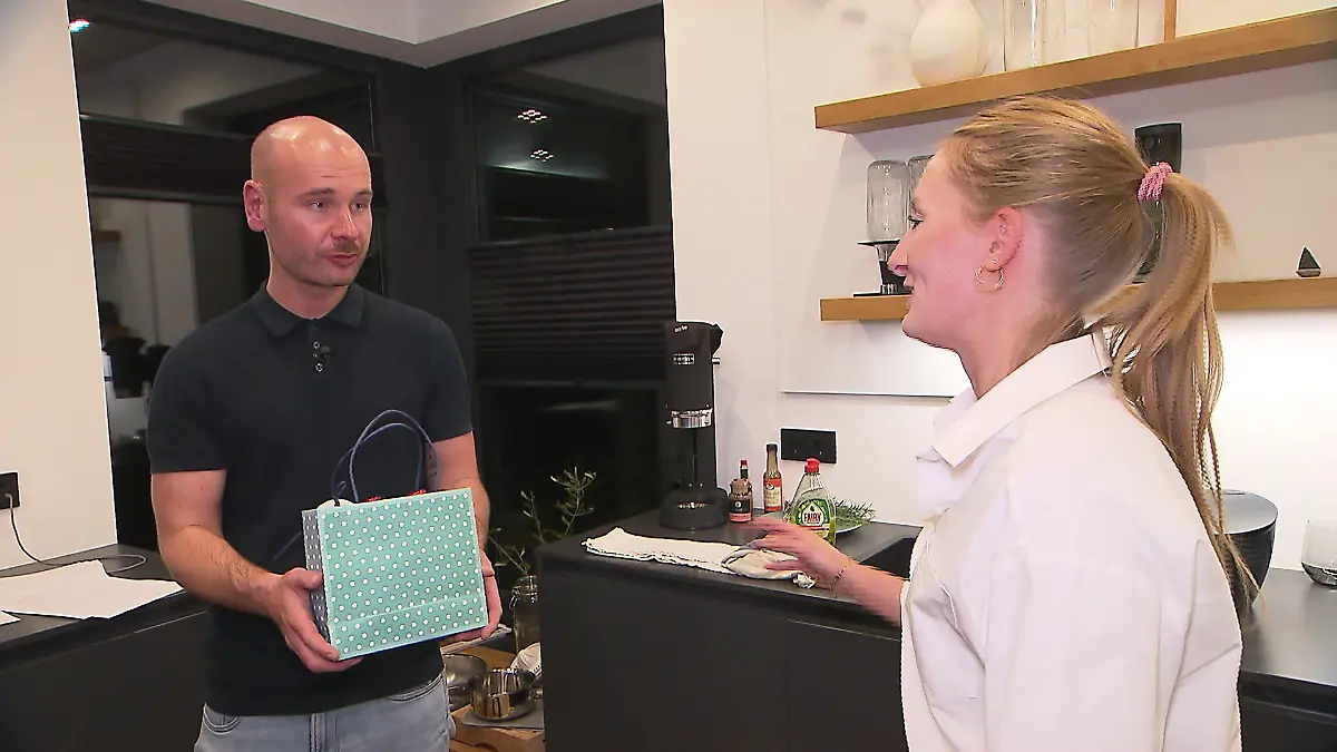 Das perfekte Dinner: Gastgeber Moritz nimmt eine Geschenktüte in Empfang