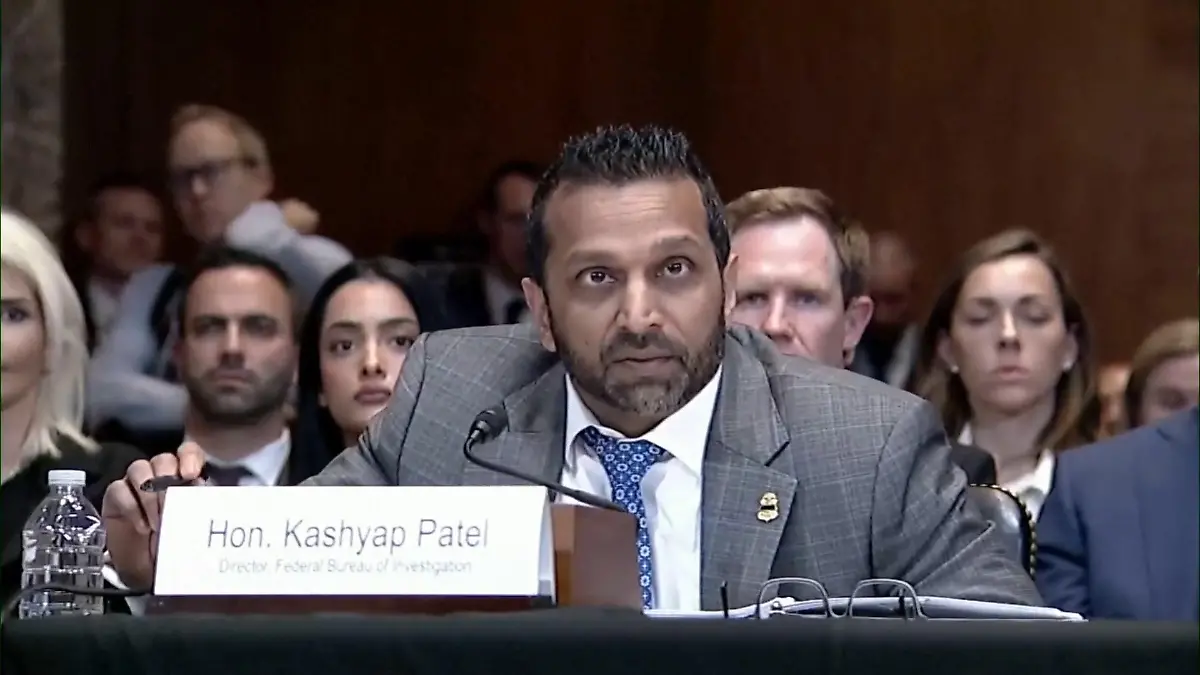 FBI-Chef flippt komplett aus – und fordert Showdown mit Senator! Trump-Vertrauter verhört