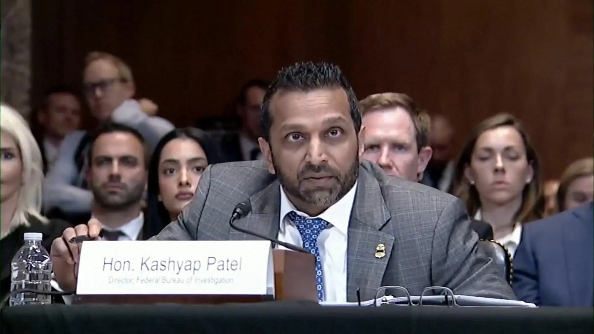 FBI-Chef flippt komplett aus – und fordert Showdown mit Senator! Trump-Vertrauter verhört