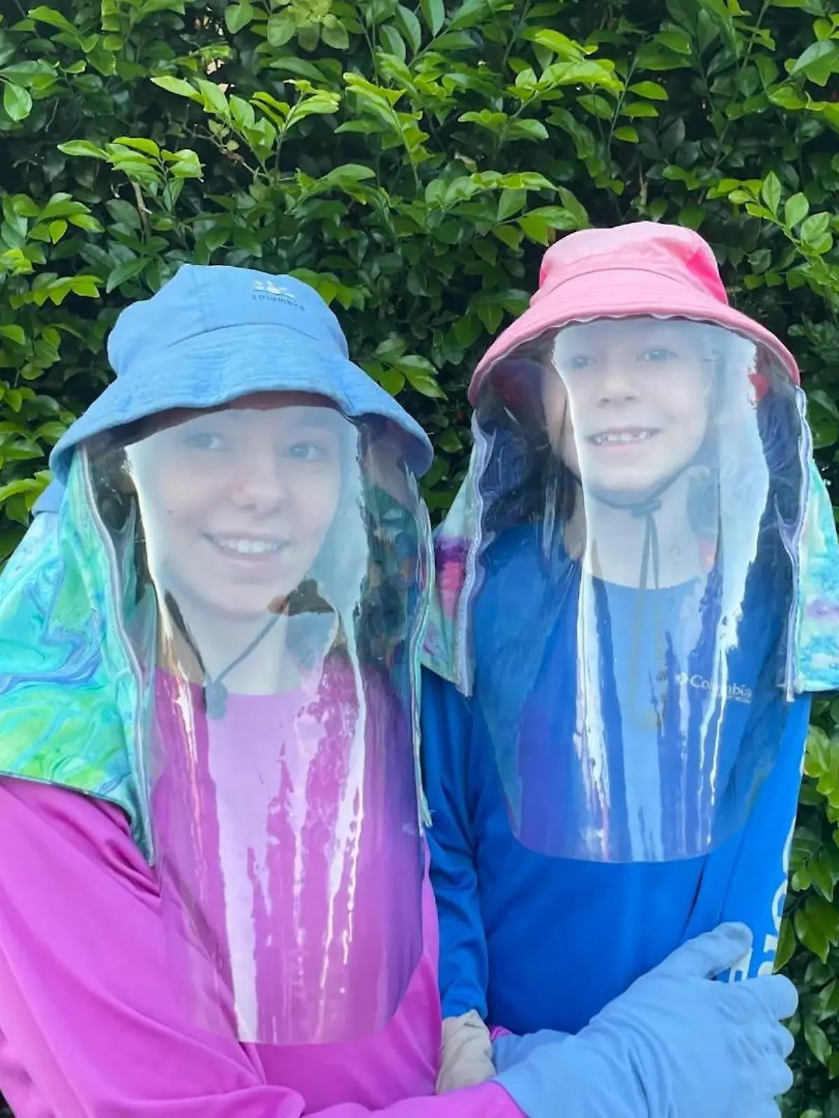 Amielle (12) und Taya (8) leben mit der Mondscheinkrankheit. 
