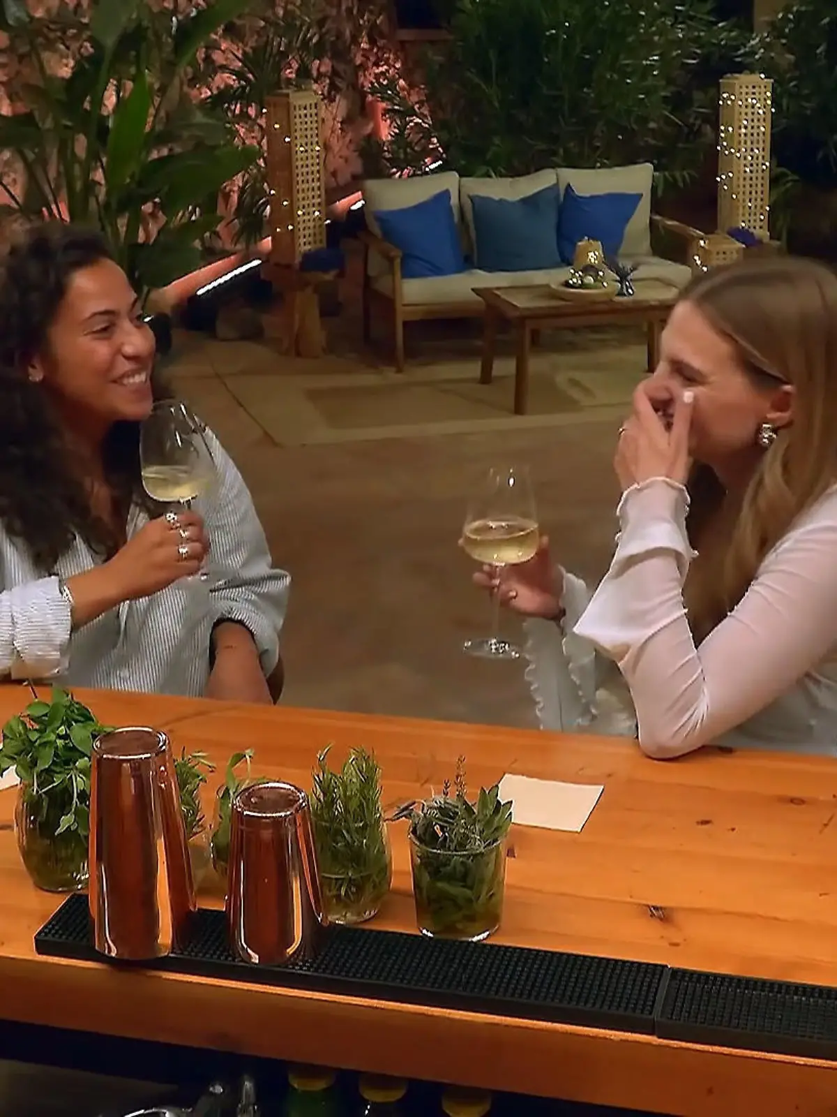 Bild zu: "Melis und Sarah strahlen über beide Ohren"