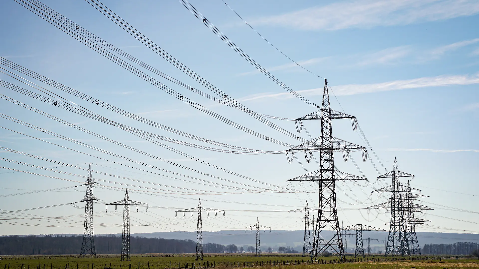 Netzausbau und Energiewende - der Transport von Windenergie vom Norden in den Süden der Bundesrepublik krankt immer noch am schleppenden Ausbau des Stromnetzes. Symbolfoto.