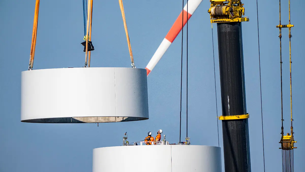 Baustelle des neuen Windpark Bedburg 3, auf rekultiviertem TagebaugelÃ_nde, 9 Windkraftwerke mit einer Leistung von 60 Megawatt werden neu gebaut, Montage des Turms des Windrads, betrieben von RWE und der Stadt Bedburg, NRW, Deutschland
