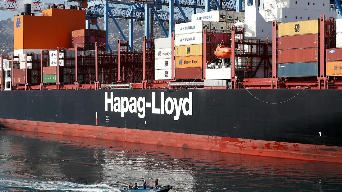 FILE PHOTO: Hapag-Lloyd sign on a container ship at the Valparaiso port, Chile, January 11, 2024. REUTERS/Rodrigo Garrido/File Photo