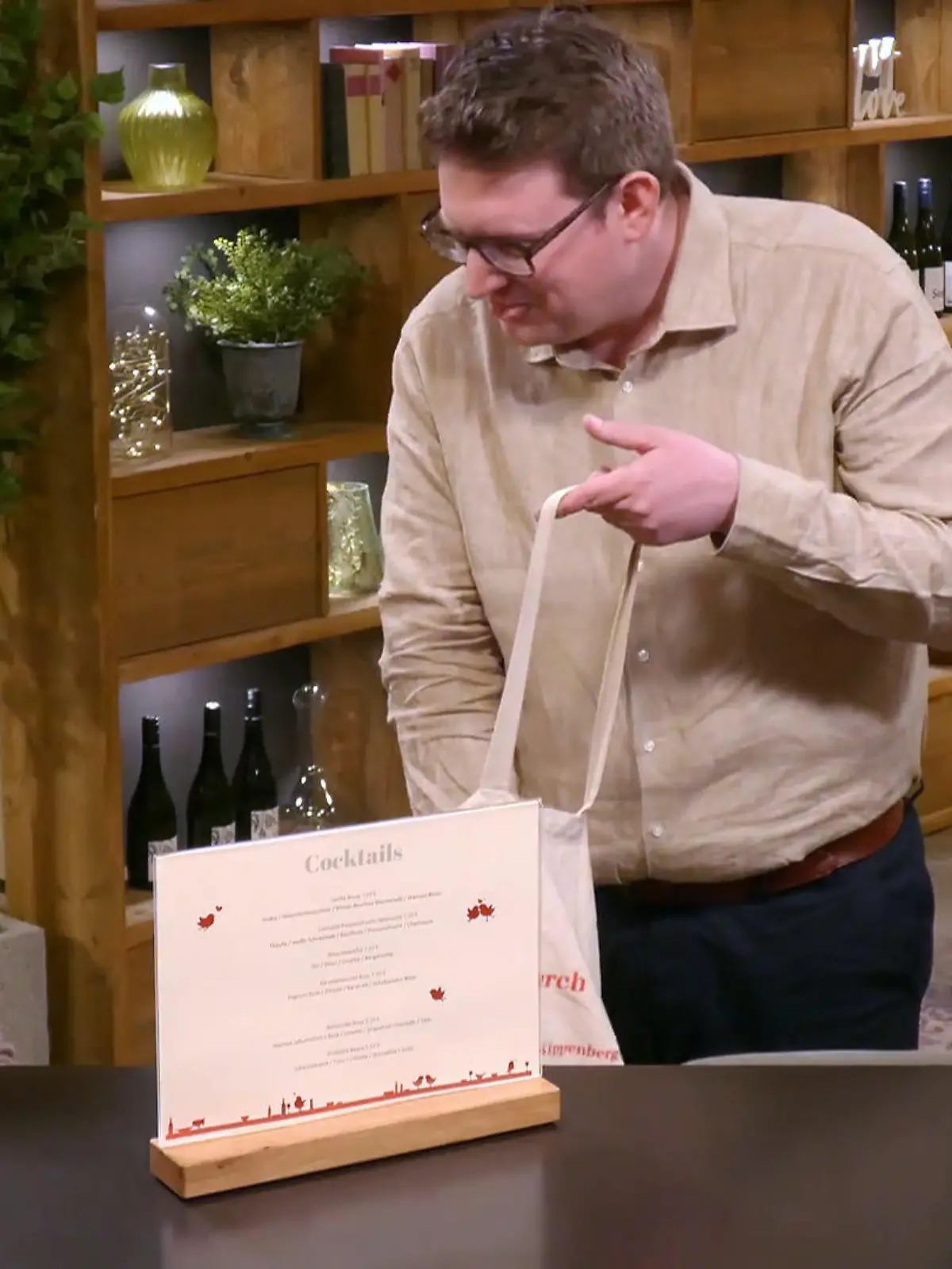 Bild zu: "Geschenke für alle: Kann Fabian mit Lego-Blumen punkten?"