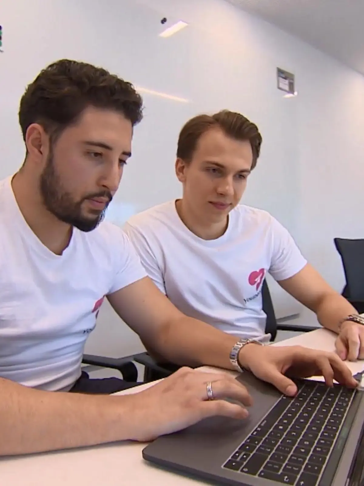 Bild zu: "Per App Kontakte in der ganzen Welt kn"