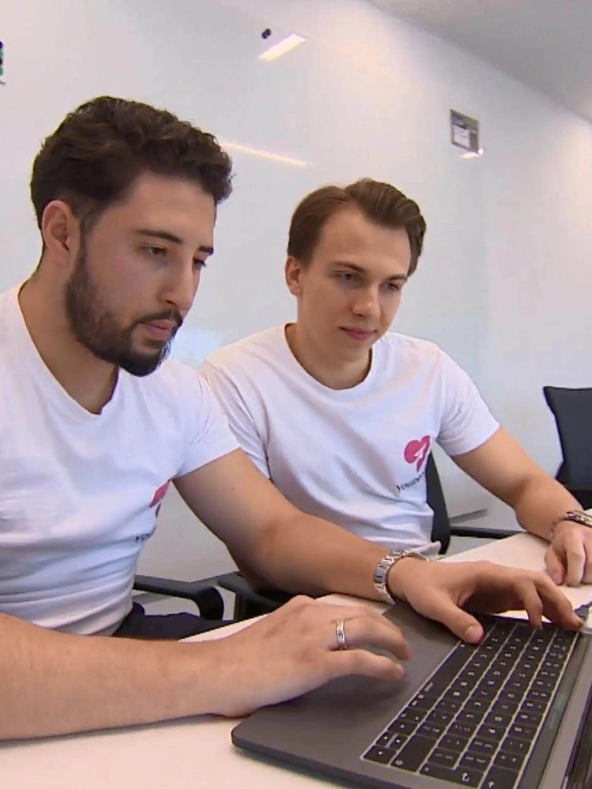Bild zu: "Per App Kontakte in der ganzen Welt kn"