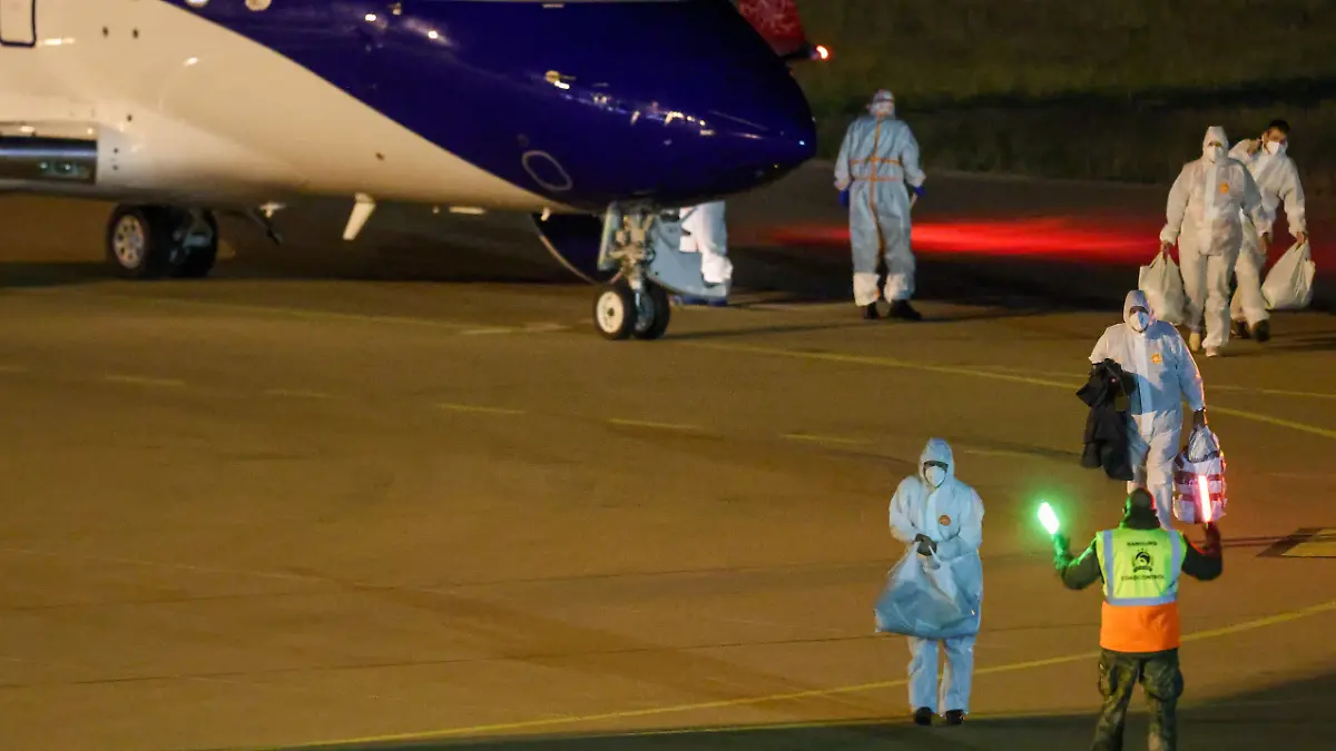 Besatzungsmitglieder der «Hondius» erreichen am Abend mit zwei Flugzeugen den Flughafen in Eindhoven, unter ihnen auch ein deutsches Besatzungsmitglied. +++ dpa-Bildfunk +++