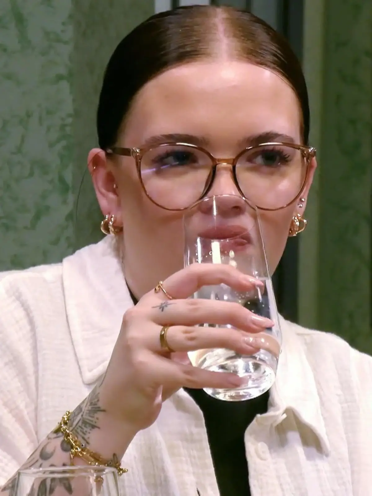 Bild zu: "Lustig? Haken dran. Aber schüchtern? Findet Annika schwierig."