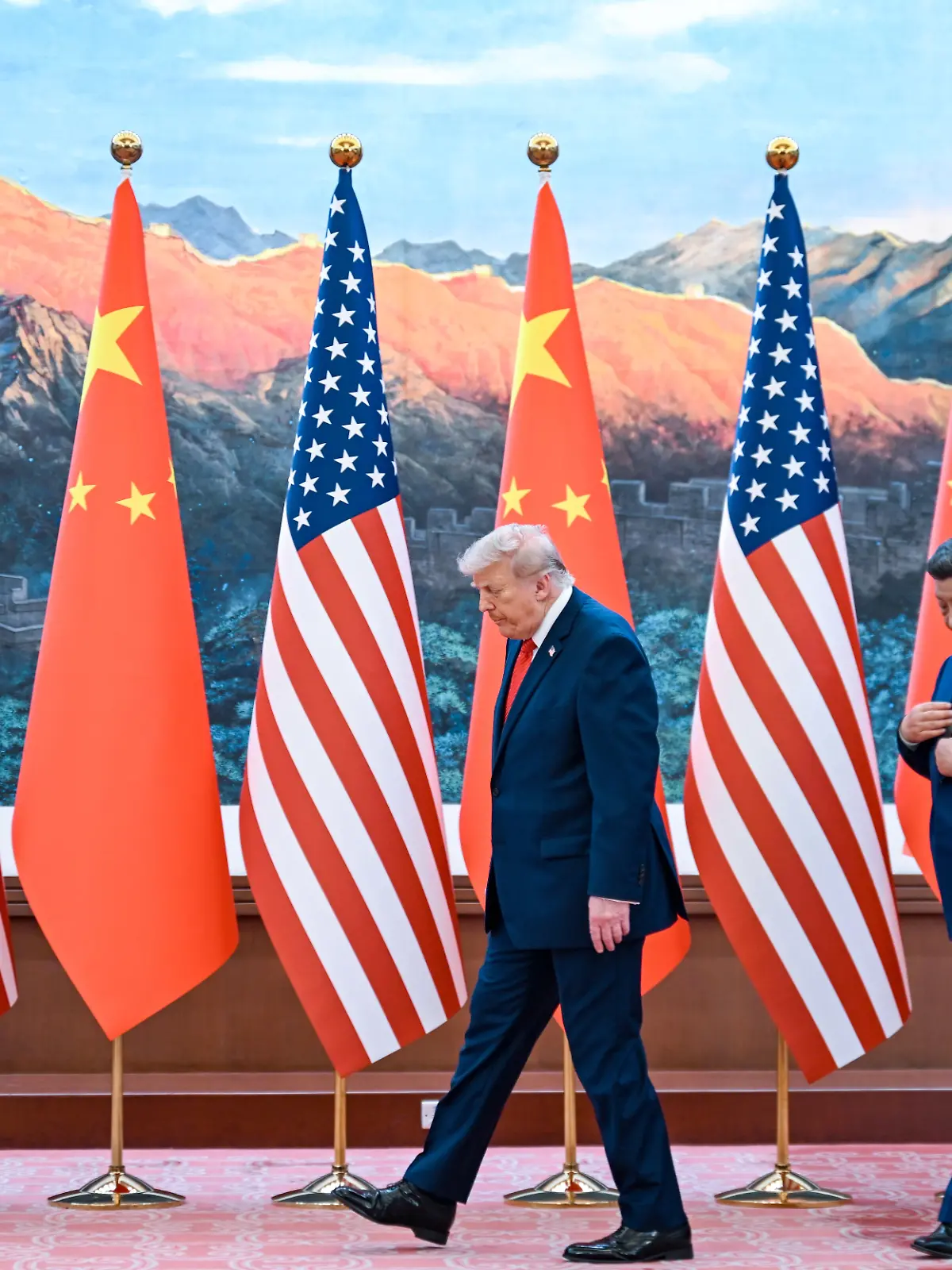 14.05.2026, China, Peking: Der chinesische Präsident Xi Jinping (r) und US-Präsident Donald Trump treffen sich in der Großen Halle des Volkes. Foto: Kenny Holston/Pool The New York Times/dpa +++ dpa-Bildfunk +++