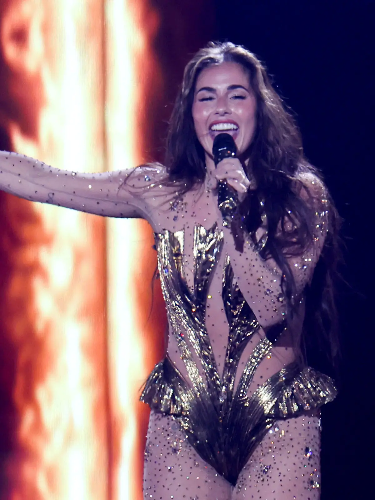 Sarah Engels aus Deutschland mit dem Titel Fire steht beim ersten Halbfinale des 70. Eurovision Song Contest (ESC) auf der Bühne der Stadthalle in Wien. Insgesamt 35 Acts kämpfen um die ESC-Trophäe. +++ dpa-Bildfunk +++