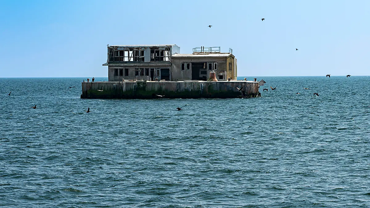 Die künstliche „Insel Ostervilm” mit ehemaliger Marinestation wird am 4. Juni versteigert.