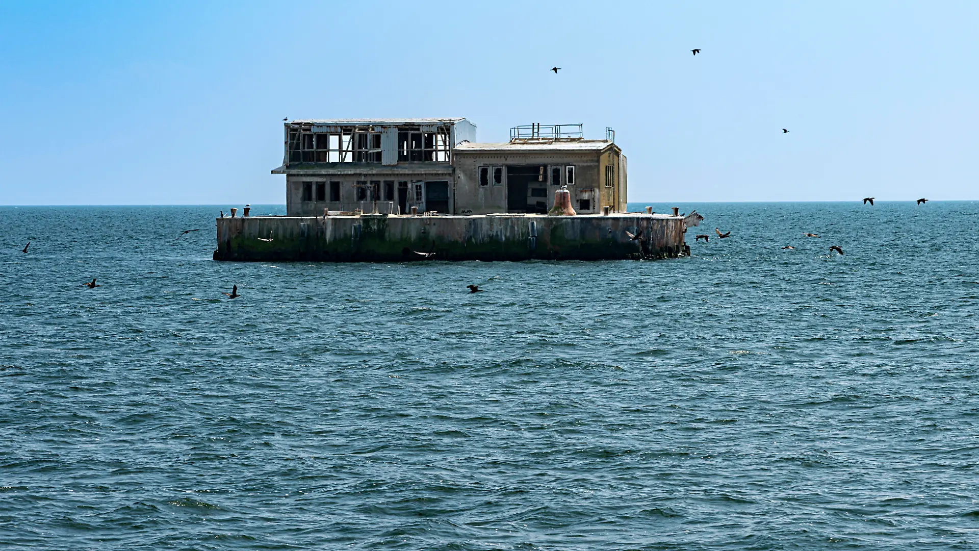 Die künstliche „Insel Ostervilm” mit ehemaliger Marinestation wird am 4. Juni versteigert.