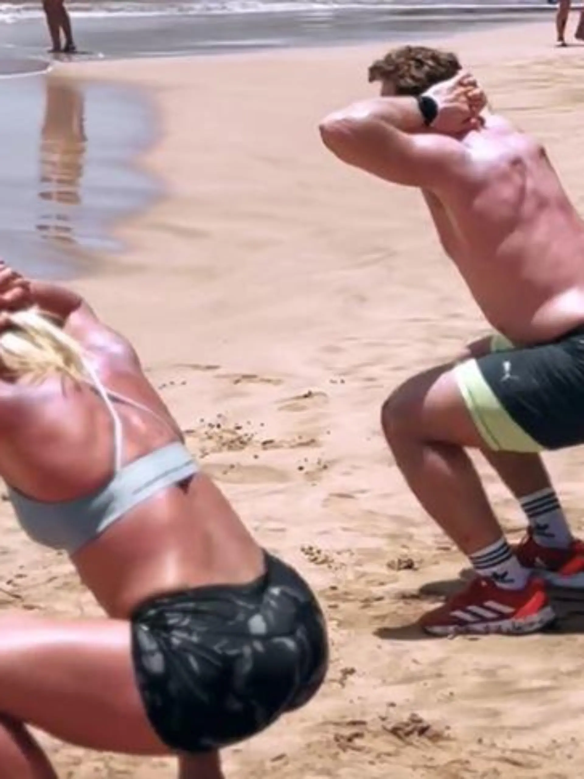 Mikaela Shiffrin und Aleksander Aamodt Kilde bei einemn Strand-Workout.