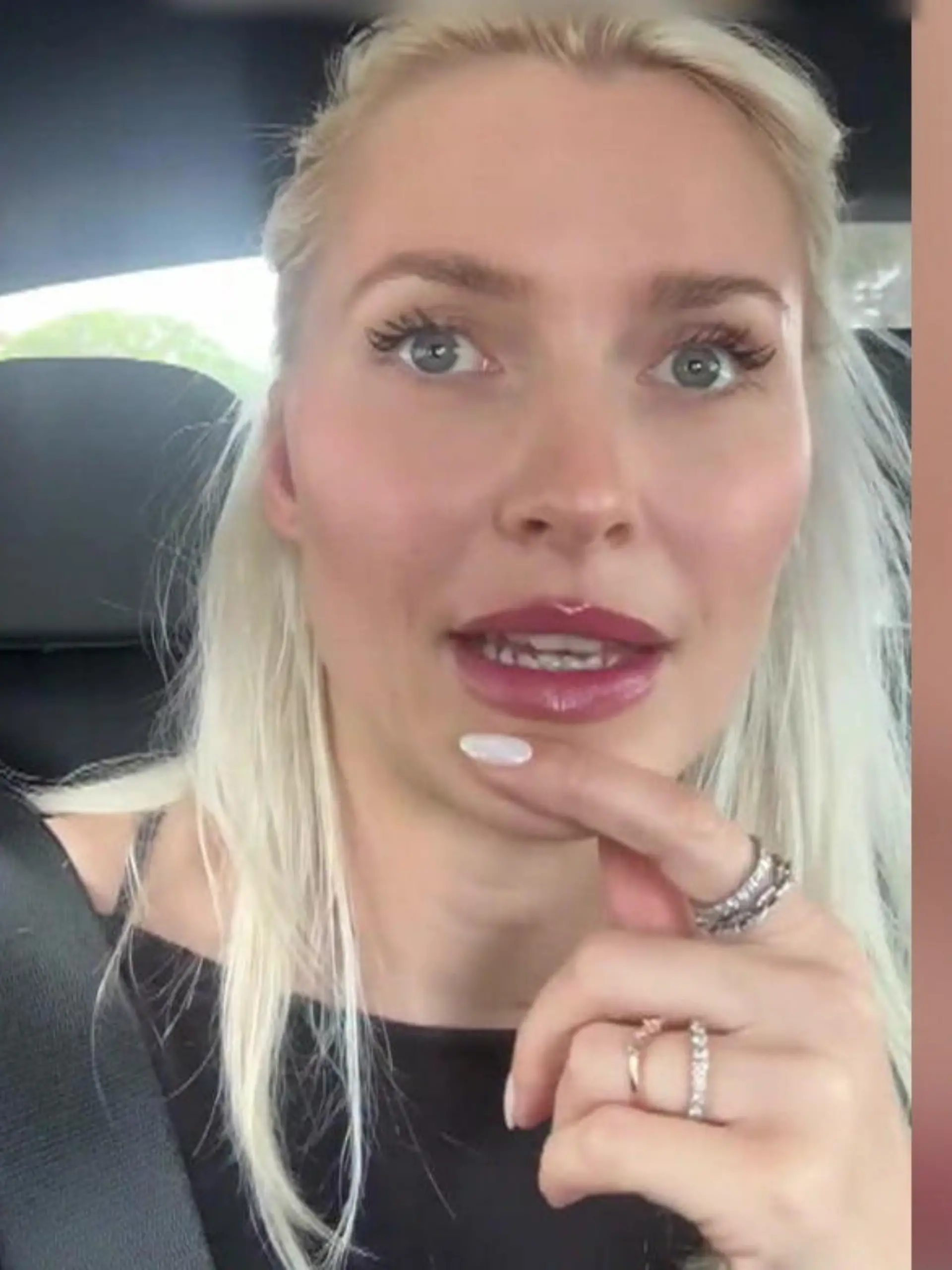 Bild zu: "Blaulicht-Alarm bei Lena Gercke! Polizei eskortiert ihr Auto – wegen ihres Fahrers!"