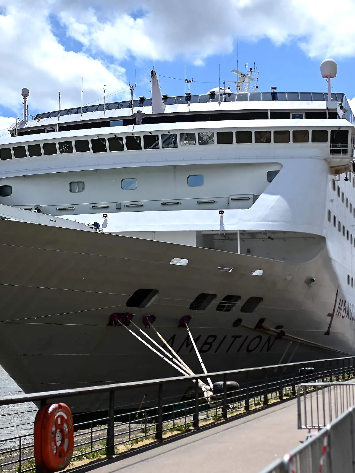 Blick auf das Kreuzfahrtschiff «Ambition», auf dem Passagiere nach dem Ausbruch einer Magen-Darm-Erkrankung an Bord im Hafen von Bordeaux eingeschlossen wurden. Die französischen Behörden haben mehr als 1.700 Passagiere und Besatzungsmitglieder eines britischen Kreuzfahrtschiffs, das in Bordeaux angelegt hatte, in Gewahrsam genommen, nachdem ein älterer Passagier verstorben war, wie die Behörden mitteilten. +++ dpa-Bildfunk +++