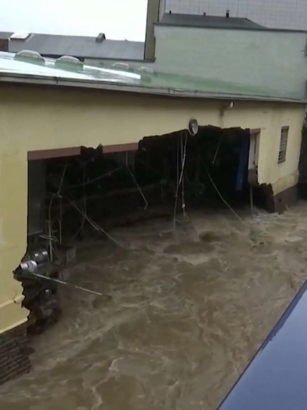 Bild zu: "Bernd sorgt für Unwetter-Chaos in NRW"
