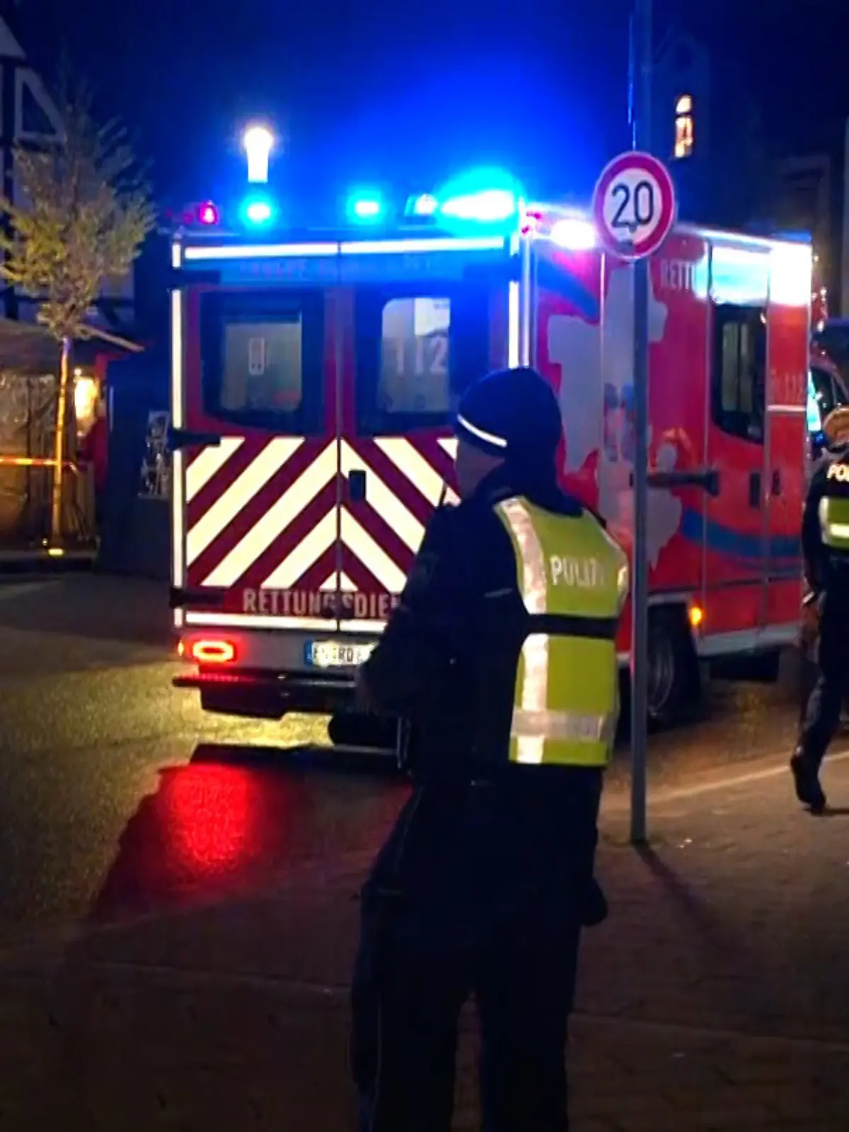 Einsatzkräfte sind vor einem Krankenwagen zu sehen. Bei einer mutmaßlichen Messerattacke auf einem Stadtfest in Herdecke ist ein 16-Jähriger schwer mit einem Messer verletzt worden. Ersten Erkenntnissen zufolge habe es einen Streit zwischen dem Jugendlichen und einem 17-Jährigen gegeben, sagte ein Polizeisprecher. (zu dpa: «Streit auf Stadtfest: 16-Jähriger mit Messer schwer verletzt»)
