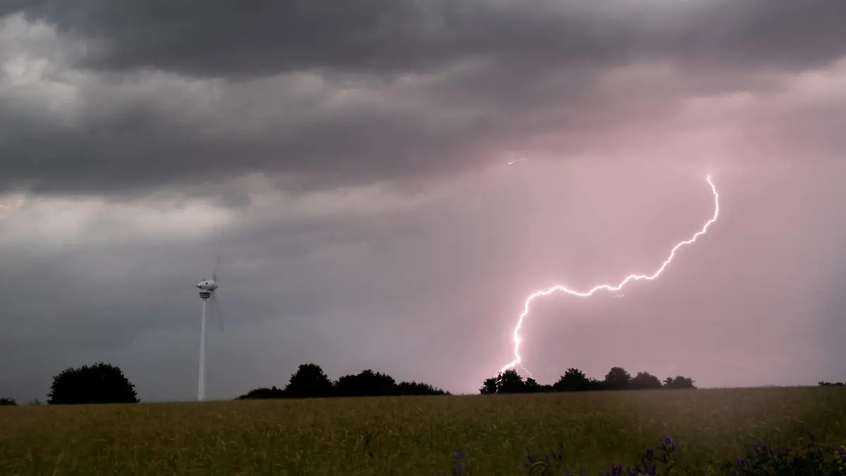 20.06.2021, Niedersachsen, Hannover: Ein Blitz schlägt am frühen Morgen während eine Gewitters in der Region Hannover ein. Foto: Julian Stratenschulte/dpa +++ dpa-Bildfunk +++