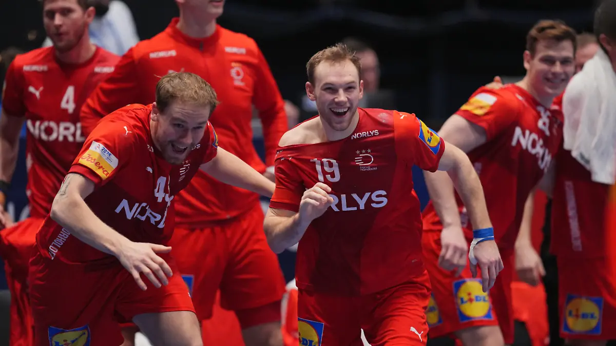 Handball: WM, Dänemark - Portugal, Finalrunde, Halbfinale, Unity Arena, Dänemarks Simon Pytlick (l) und Mathias Gidsel (r) rennen zum Schlusspfiff jubelnd aufs Spielfeld. (zu dpa: «Mega-Transfer in der HBL: Berlin holt Weltstar Pytlick») +++ dpa-Bildfunk +++