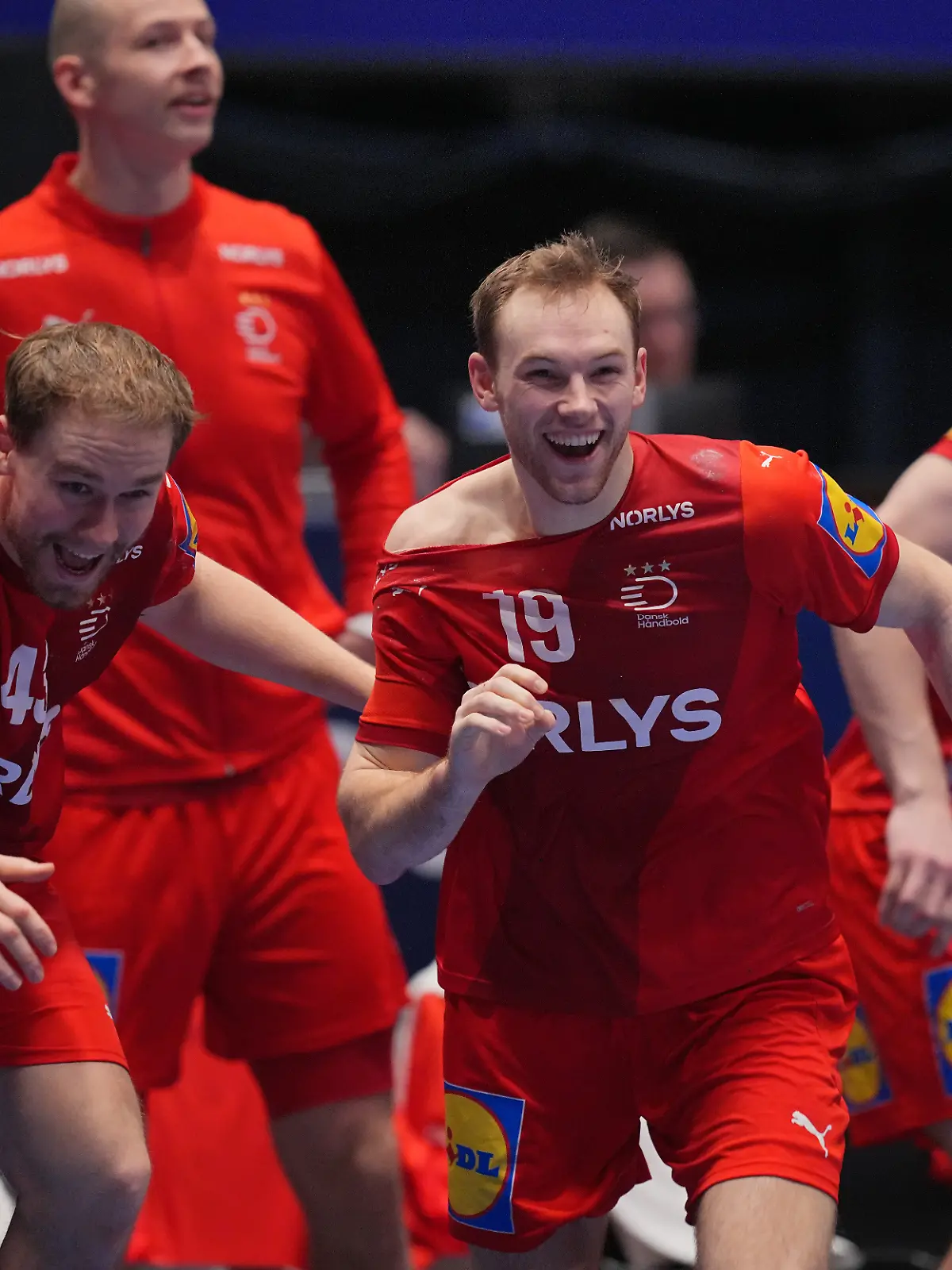 Handball: WM, Dänemark - Portugal, Finalrunde, Halbfinale, Unity Arena, Dänemarks Simon Pytlick (l) und Mathias Gidsel (r) rennen zum Schlusspfiff jubelnd aufs Spielfeld. (zu dpa: «Mega-Transfer in der HBL: Berlin holt Weltstar Pytlick») +++ dpa-Bildfunk +++