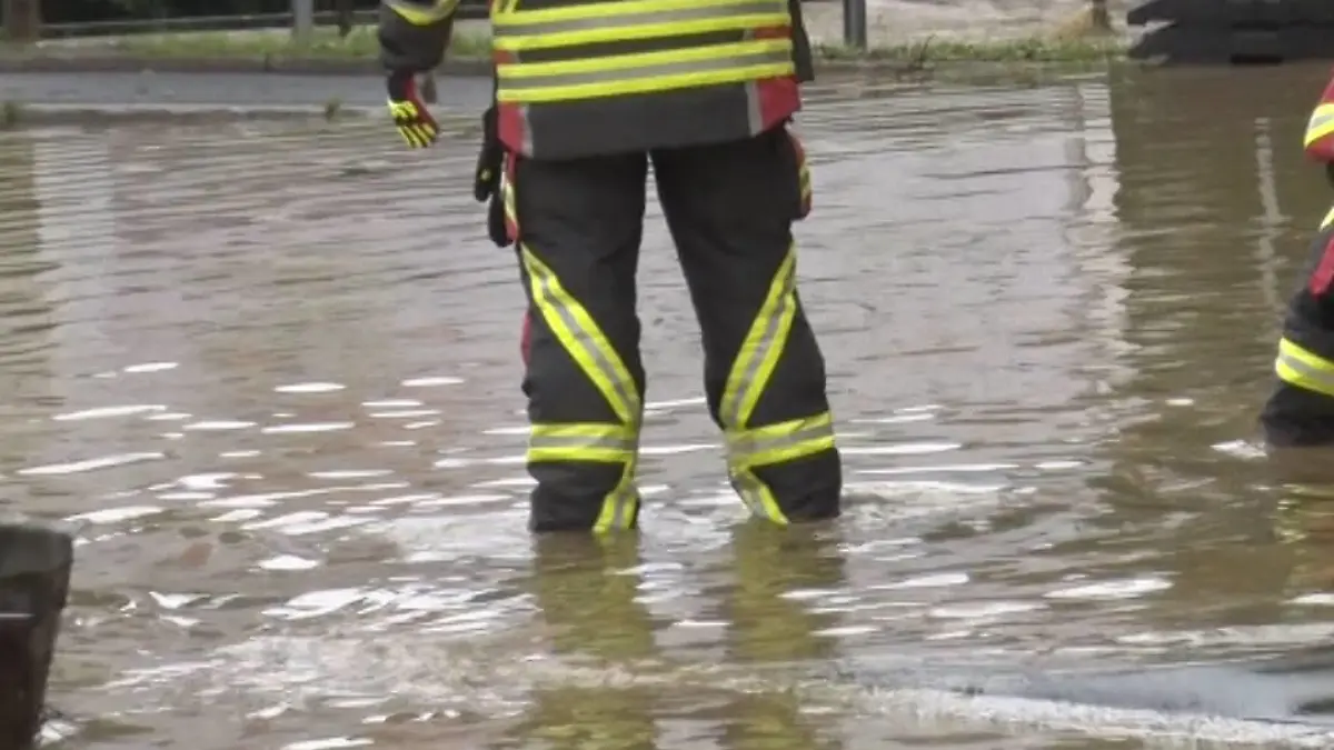  ID 339 Land unter in Selbitz. Katastrophale Zustände in der bayrischen Gemeinde. So ein Hochwasser haben die Menschen hier noch nicht erlebt. Mitarbeiter einer Firma sind von den Wassermassen eingeschlossen. Autos hat es weggespült. Anwohner schütten das Wasser mit Eimern aus ihren Wohnungen, schlichten Standsäcke. Die Feuerwehr ist mit einem Großaufgebot im Einsatz, das THW unterstützt. Der Ort wird teilweise abgeriegelt. Es gibt unzählige Einsatzstellen. Schwere Unwetter gingen vor gut einer Stunde im bayrischen Selbitz nieder. Enorme Regenmengen gingen in der Gegend um Selbnitz nieder. Gut 70 Liter auf dem Quadratmeter in kurzer Zeit gingen nieder. Der Ort wurde komplett überflutet, Autos werden mitgerissen. Häuser sind teilweise von