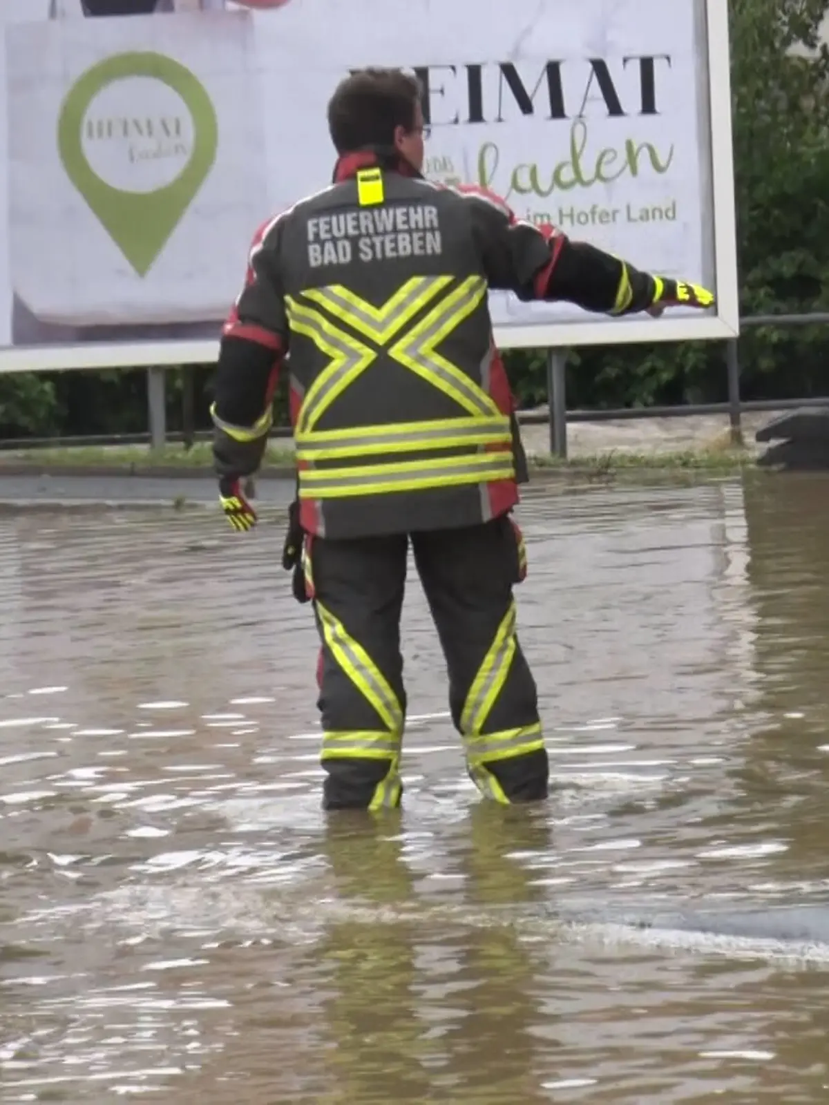  ID 339 Land unter in Selbitz. Katastrophale Zustände in der bayrischen Gemeinde. So ein Hochwasser haben die Menschen hier noch nicht erlebt. Mitarbeiter einer Firma sind von den Wassermassen eingeschlossen. Autos hat es weggespült. Anwohner schütten das Wasser mit Eimern aus ihren Wohnungen, schlichten Standsäcke. Die Feuerwehr ist mit einem Großaufgebot im Einsatz, das THW unterstützt. Der Ort wird teilweise abgeriegelt. Es gibt unzählige Einsatzstellen. Schwere Unwetter gingen vor gut einer Stunde im bayrischen Selbitz nieder. Enorme Regenmengen gingen in der Gegend um Selbnitz nieder. Gut 70 Liter auf dem Quadratmeter in kurzer Zeit gingen nieder. Der Ort wurde komplett überflutet, Autos werden mitgerissen. Häuser sind teilweise von