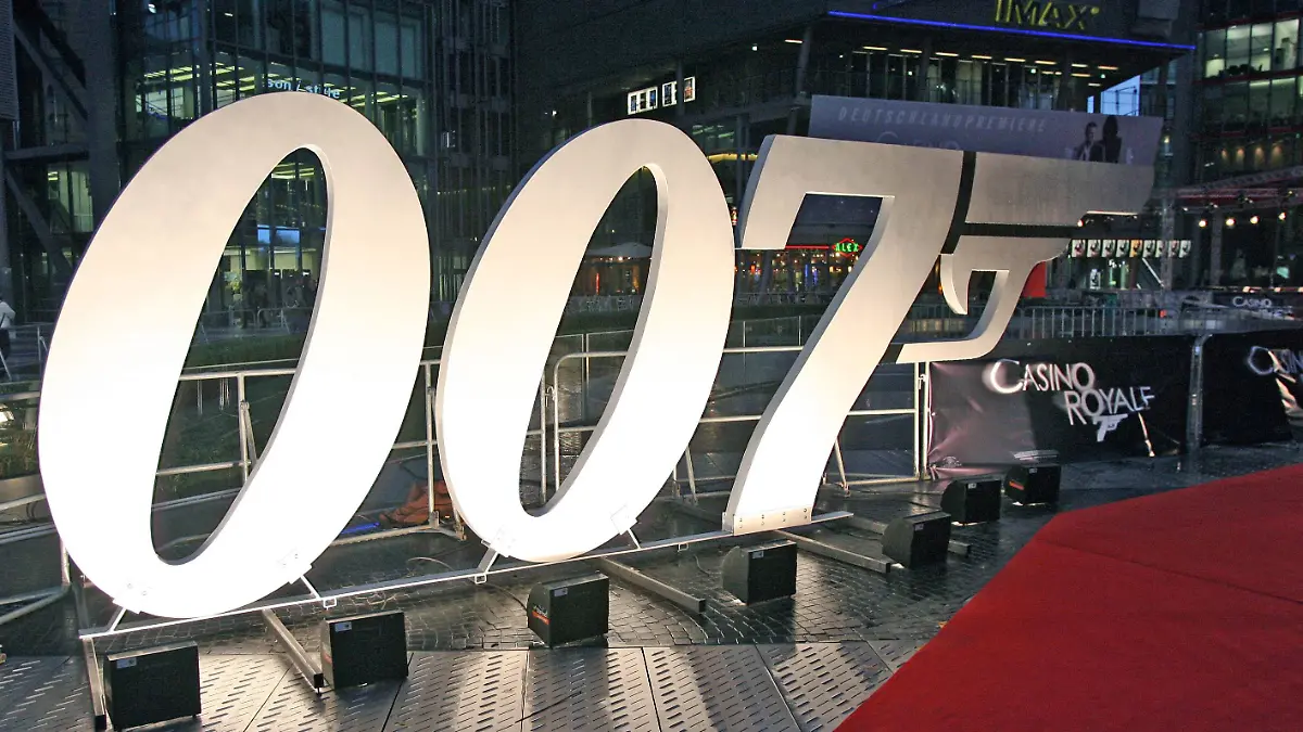 Deutschlandpremiere des James Bond Films Casino Royale im Berliner CineStar Kino im Sony Center am Potsdamer Platz James Bond Logo  