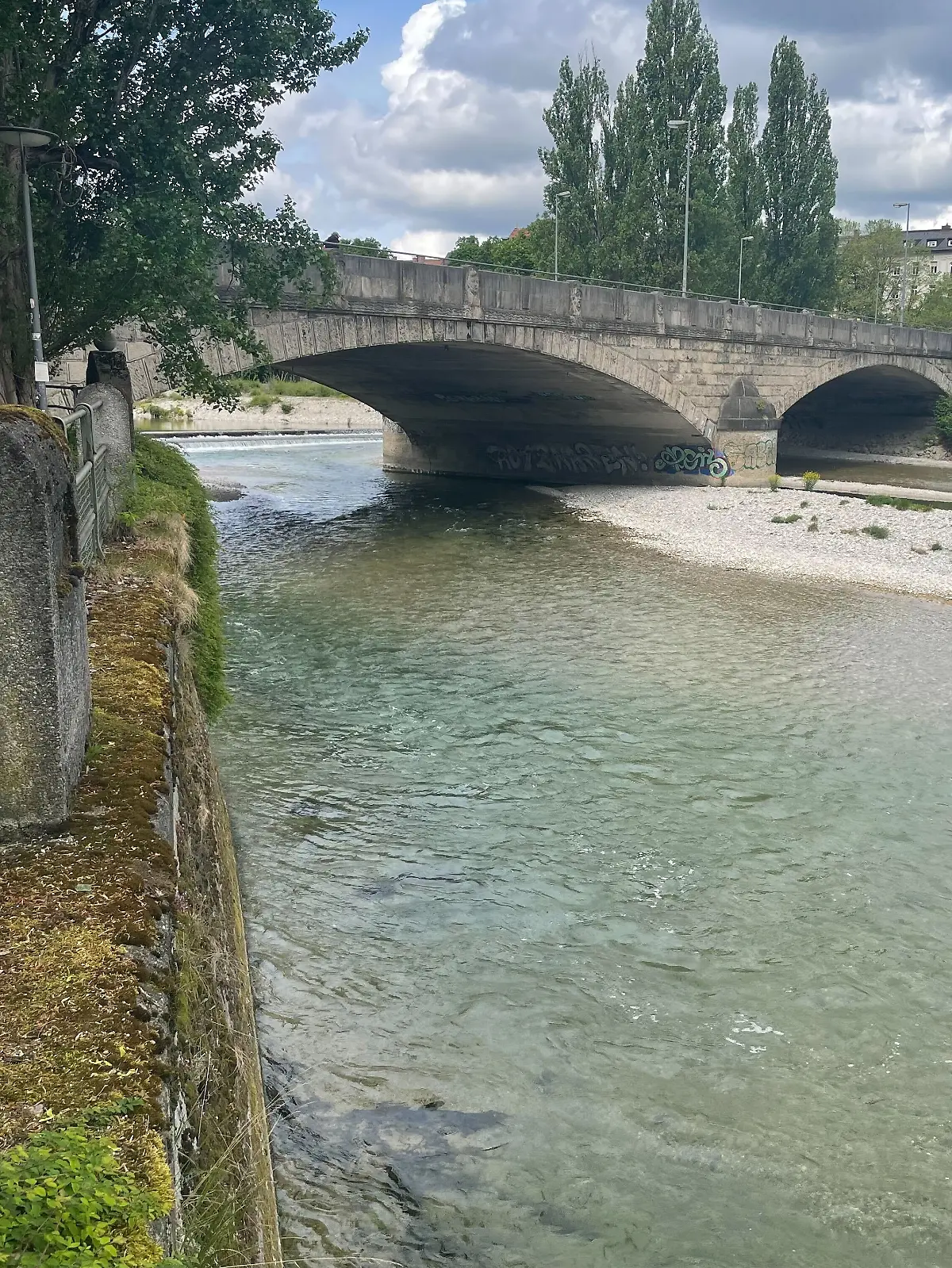 Von dieser Brücke fiel der zweijährige Junge in München in die Isar