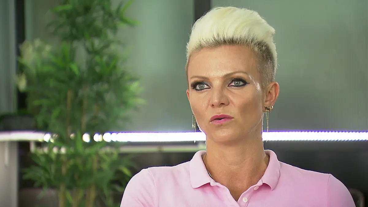 Goodbye Deutschland - Die Auswanderer: Sportliche gepflegte Frau mit kurzen blonden hochtoupierten Haaren in Nahaufnahme