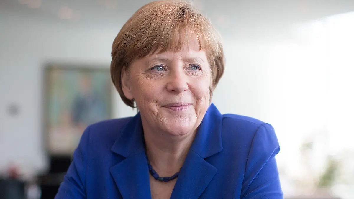 ARCHIV - 02.06.2015, Berlin: Bundeskanzlerin Angela Merkel (CDU) spricht in ihrem Büro im Bundeskanzleramt mit Journalisten der Deutschen Presse-Agentur. Zum Ende der Amtszeit von Angela Merkel häufen sich Dokus über ihr Leben und ihre Politik. (zu dpa: «Filme über Angela Merkel gibt es von Aust bis Kerkeling») Foto: picture alliance / dpa +++ dpa-Bildfunk +++