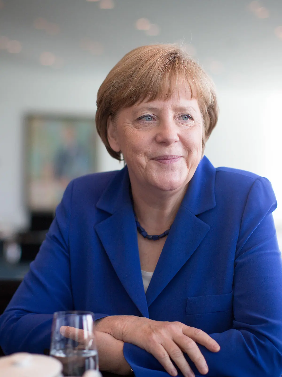 ARCHIV - 02.06.2015, Berlin: Bundeskanzlerin Angela Merkel (CDU) spricht in ihrem Büro im Bundeskanzleramt mit Journalisten der Deutschen Presse-Agentur. Zum Ende der Amtszeit von Angela Merkel häufen sich Dokus über ihr Leben und ihre Politik. (zu dpa: «Filme über Angela Merkel gibt es von Aust bis Kerkeling») Foto: picture alliance / dpa +++ dpa-Bildfunk +++