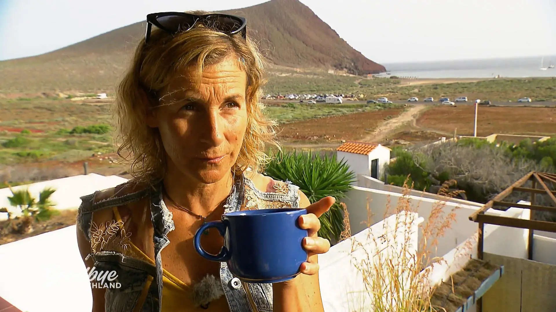 Goodbye Deutschland – Die Auswanderer: Frau in Jeansweste mit Kaffeetasse in der Hand