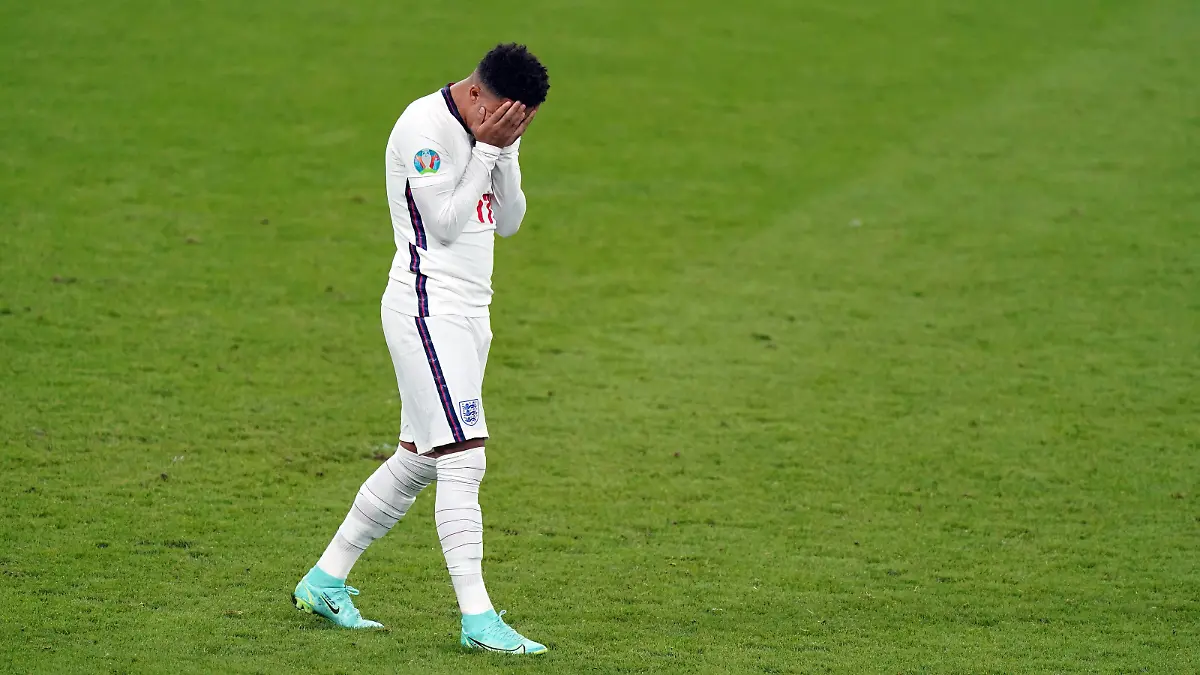 Italy v England - UEFA EURO, EM, Europameisterschaft,Fussball 2020 Final - Wembley Stadium England s Jadon Sancho stands dejected after missing from the penalty spot during the penalty shoot out following the UEFA Euro 2020 Final at Wembley Stadium, London. Picture date: Sunday July 11, 2021. RESTRICTIONS: Use subject to restrictions. Editorial use only, no commercial use without prior consent from rights holder. PUBLICATIONxINxGERxSUIxAUTxONLY Copyright: xMikexEgertonx 60887778