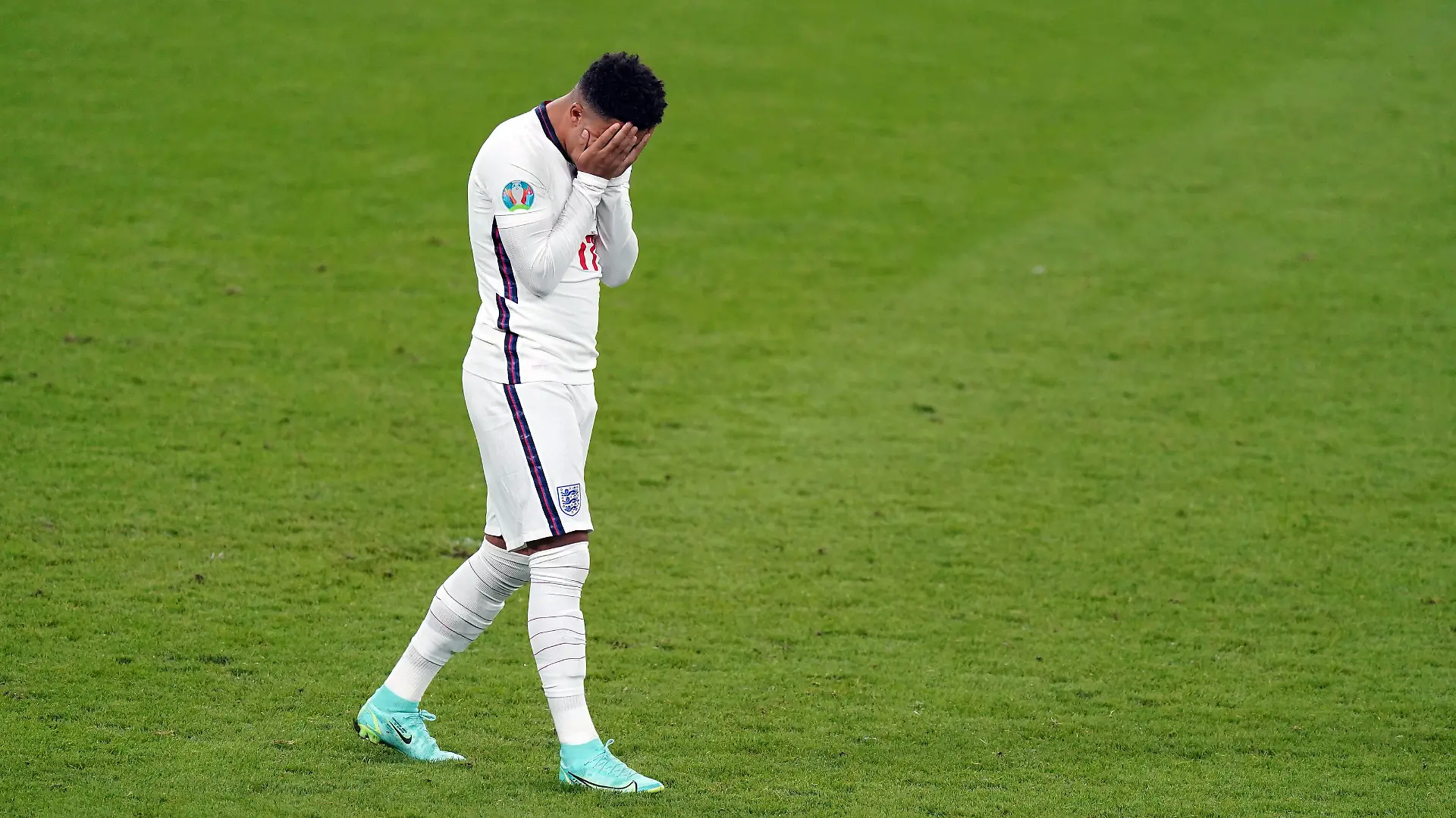  Italy v England - UEFA EURO, EM, Europameisterschaft,Fussball 2020 Final - Wembley Stadium England s Jadon Sancho stands dejected after missing from the penalty spot during the penalty shoot out following the UEFA Euro 2020 Final at Wembley Stadium, London. Picture date: Sunday July 11, 2021. RESTRICTIONS: Use subject to restrictions. Editorial use only, no commercial use without prior consent from rights holder. PUBLICATIONxINxGERxSUIxAUTxONLY Copyright: xMikexEgertonx 60887778
