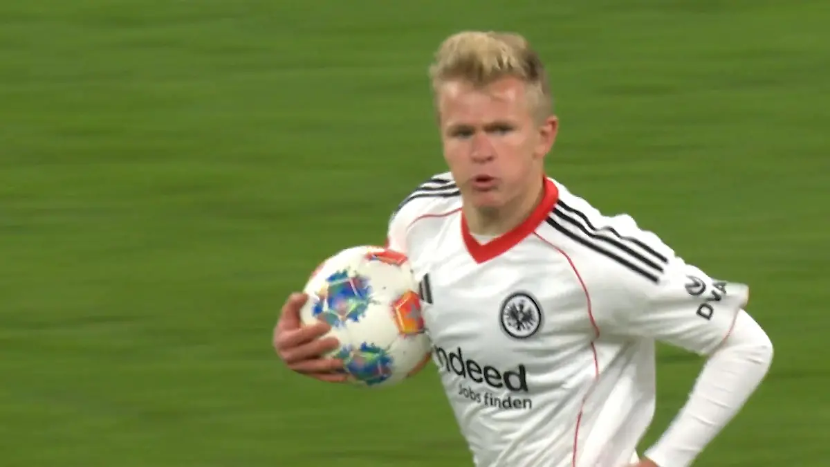 Ausraster mitten im Spiel! Bundesliga-Star beleidigt seinen Trainer übel Saftige Strafe für Stürmer