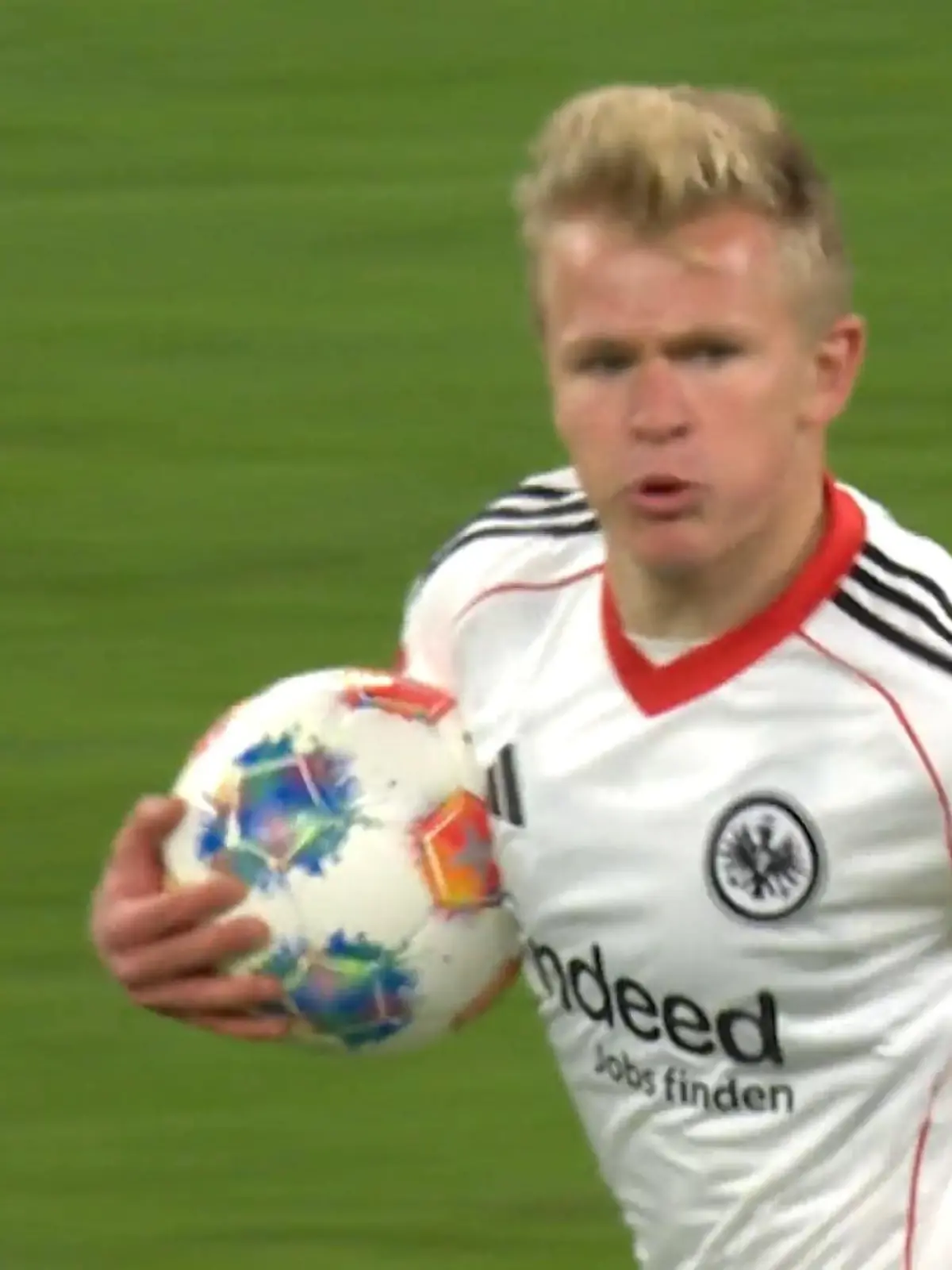 Bild zu: "Ausraster mitten im Spiel! Bundesliga-Star beleidigt seinen Trainer übel"