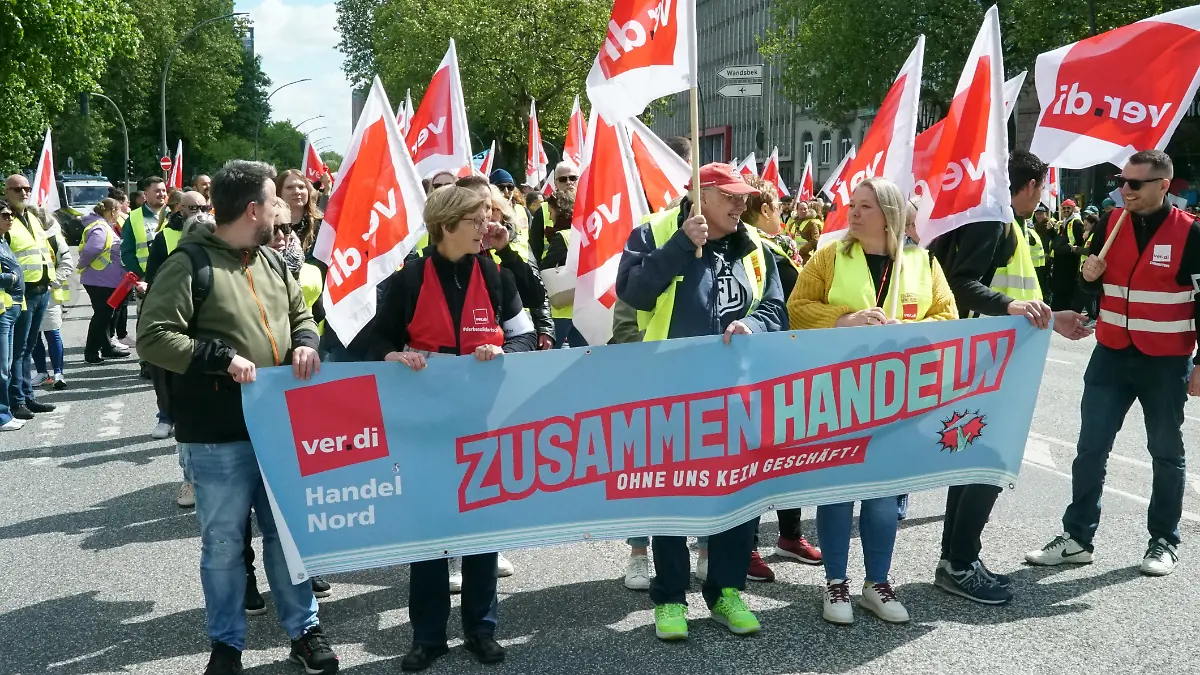 Zusammen handeln - grosser Warnstreik im Hamburger Einzelhandelandel