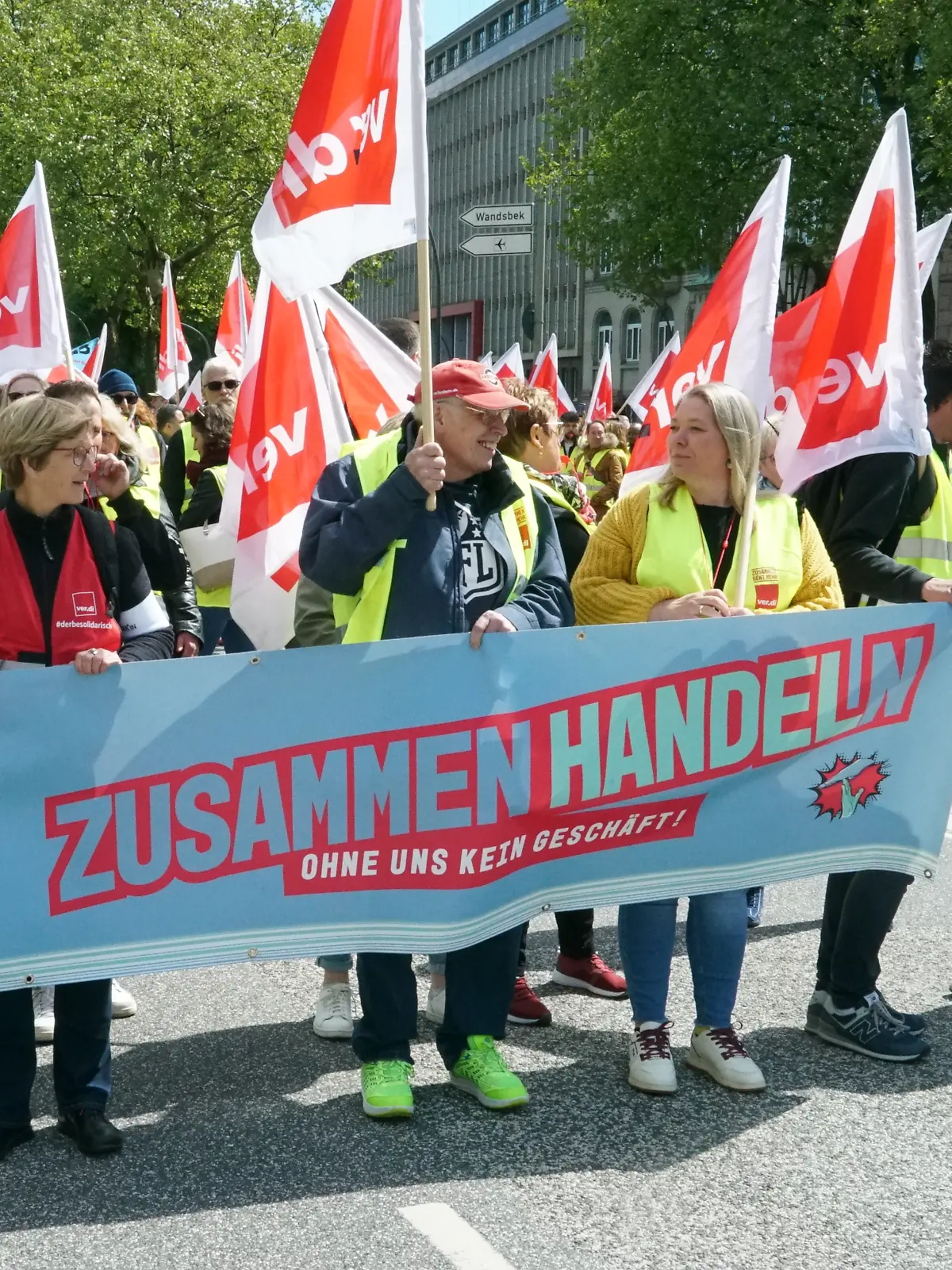Zusammen handeln - grosser Warnstreik im Hamburger Einzelhandelandel