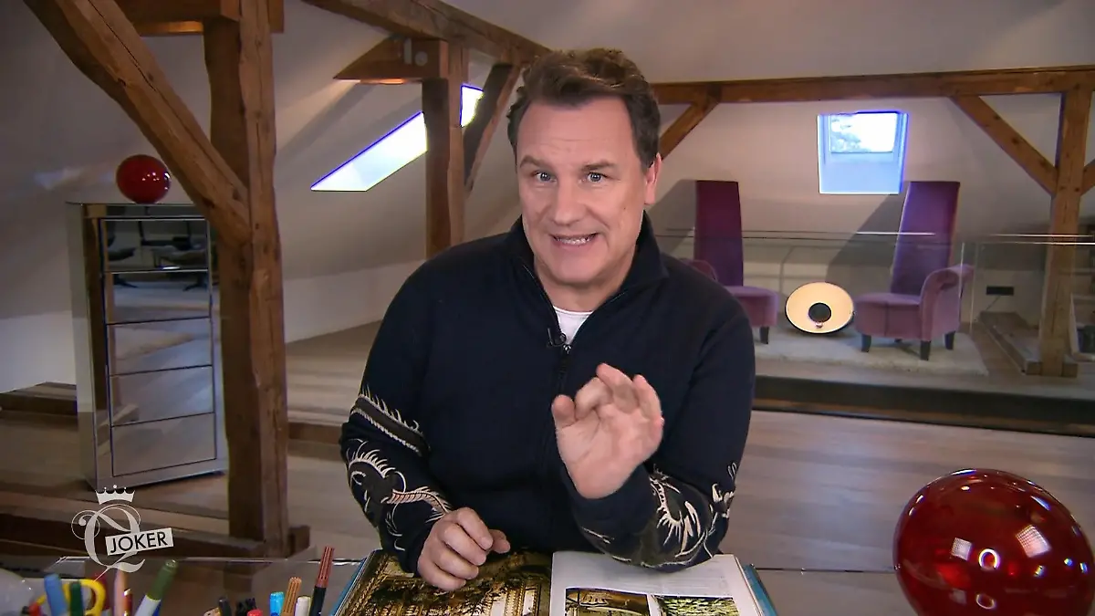 Guido verkündet das dieswöchige Motto: Freude oder Fashion-Panik? Jokerwoche in Hamburg