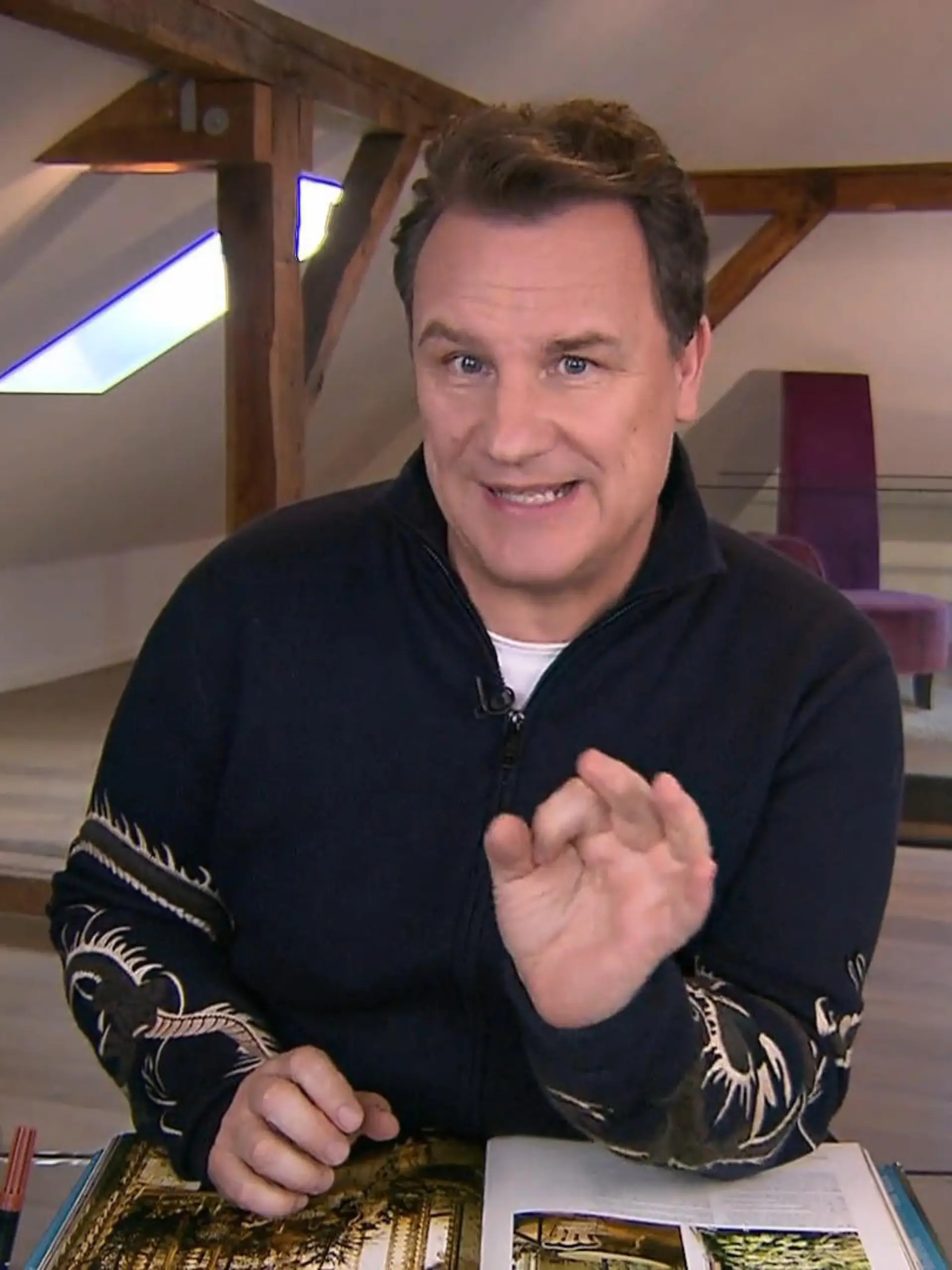 Bild zu: "Guido verkündet das dieswöchige Motto: Freude oder Fashion-Panik?"