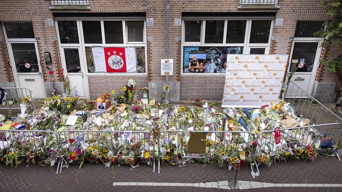 AMSTERDAM - The sea of flowers for crime reporter Peter R. de Vries in the Lange Leidsedwarsstraat in the center of Amsterdam. De Vries was shot in Amsterdam, shortly after a broadcast of RTL Boulevard where he was a guest. ANP RAMON VAN FLYMEN *** AMSTERDAM The sea of flowers for crime reporter Peter R de Vries in the Lange Leidsedwarsstraat in the center of Amsterdam De Vries was shot in Amsterdam, shortly after a broadcast of RTL Boulevard where he was a guest ANP RAMON VAN FLYMEN PUBLICATIONxINxGERxSUIxAUTxONLY Copyright: xHollandsexHoogtex/xxANPx x433790418x 